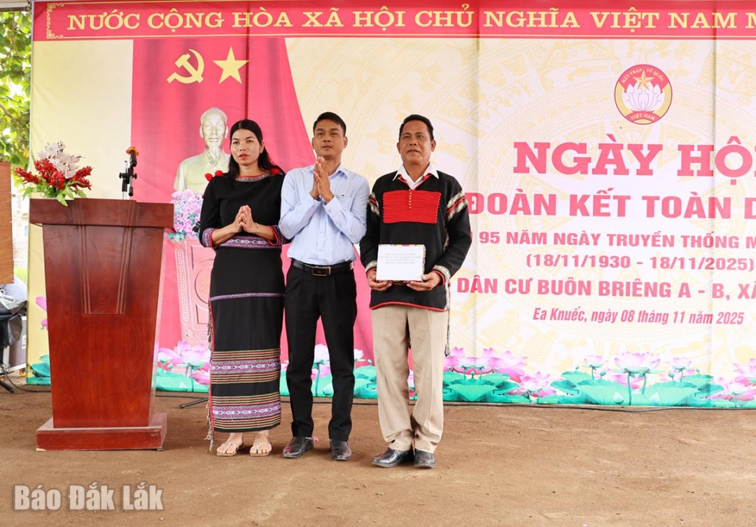 có Phó Bí thư Thường trực Đảng ủy xã Ea Knuếc Y Thưa Kbuôr trao quà hai buôn nhân Ngày hội Đại đoàn kết.