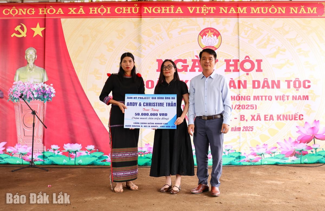 Đại diện gia đình ông bà Andy và Christine Trần đã trao bảng tượng trưng công trình giếng khoan cho buôn Briêng A.