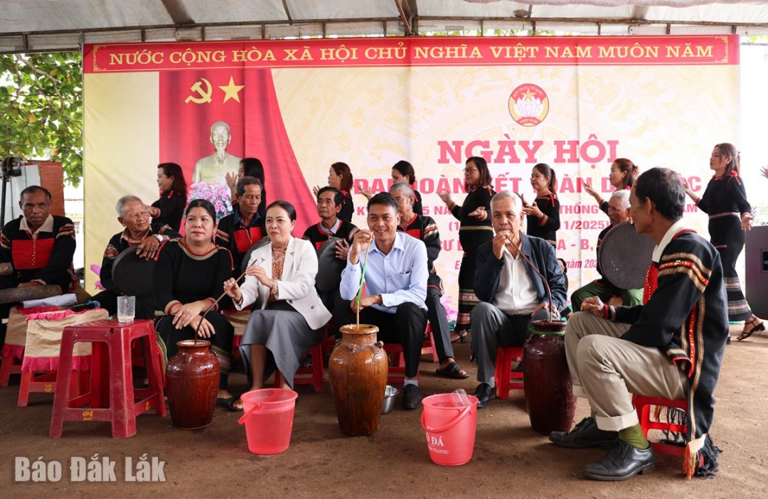 Đại biểu và người dân hai buôn Briêng A, Briêng B cùng thưởng thức cồng chiêng và múa xoang và rượu cần.