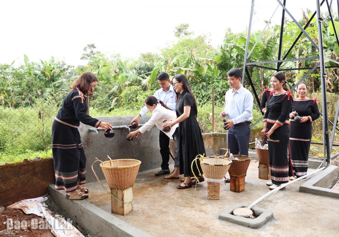 Người dân sử dụng công trình giếng nước mới cho các hoạt động cộng đồng.