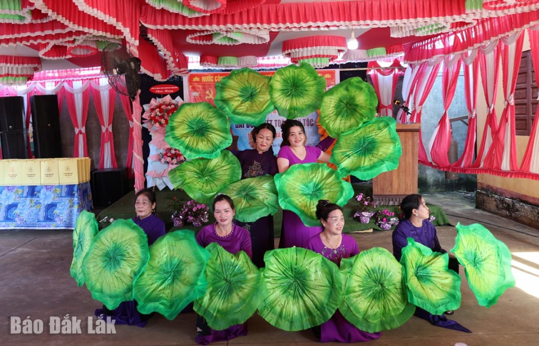 Tiết mục văn nghệ do hội viên phụ nữ thôn Tân Phú biểu diễn.