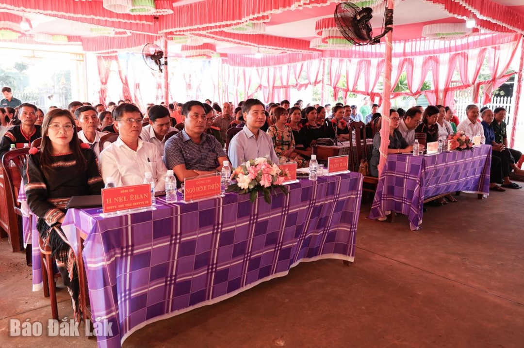 Đại biểu và người dân dự Ngày hội Đại đoàn kết toàn dân tộc thôn Tân Phú.