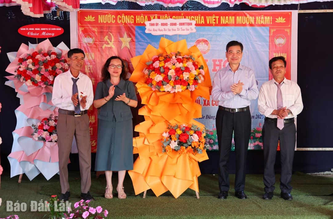 Phó Bí thư Tỉnh ủy, Chủ tịch UBND tỉnh Tạ Anh Tuấn; Phó Chủ tịch Ủy ban MTTQ Việt Nam tỉnh Phạm Thị Ngọc Tuyết tặng hoa chúc mừng thôn Tân Phú nhân Ngày hội Đại đoàn kết toàn dân tộc.