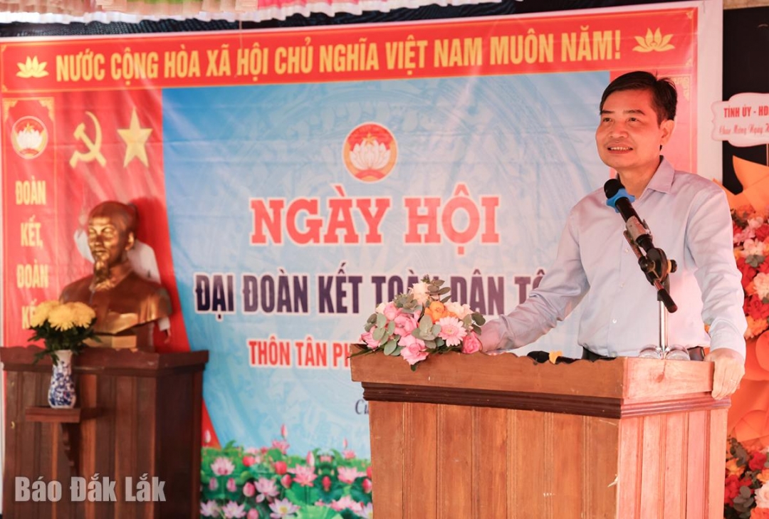 Phó Bí thư Tỉnh ủy, Chủ tịch UBND tỉnh Tạ Anh Tuấn phát biểu tại Ngày hội Đại đoàn kết toàn dân tộc thôn Tân Phú.