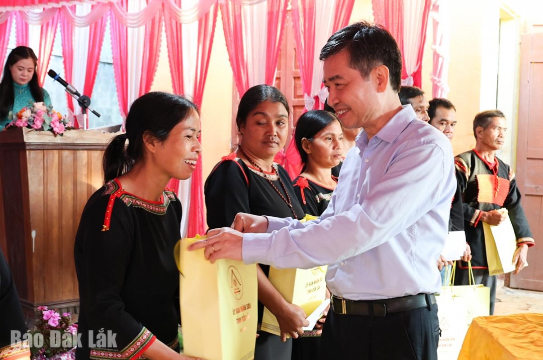Phó Bí thư Tỉnh ủy, Chủ tịch UBND tỉnh Tạ Anh Tuấn tặng quà các hộ nghèo tại xã Cuôr Đăng.