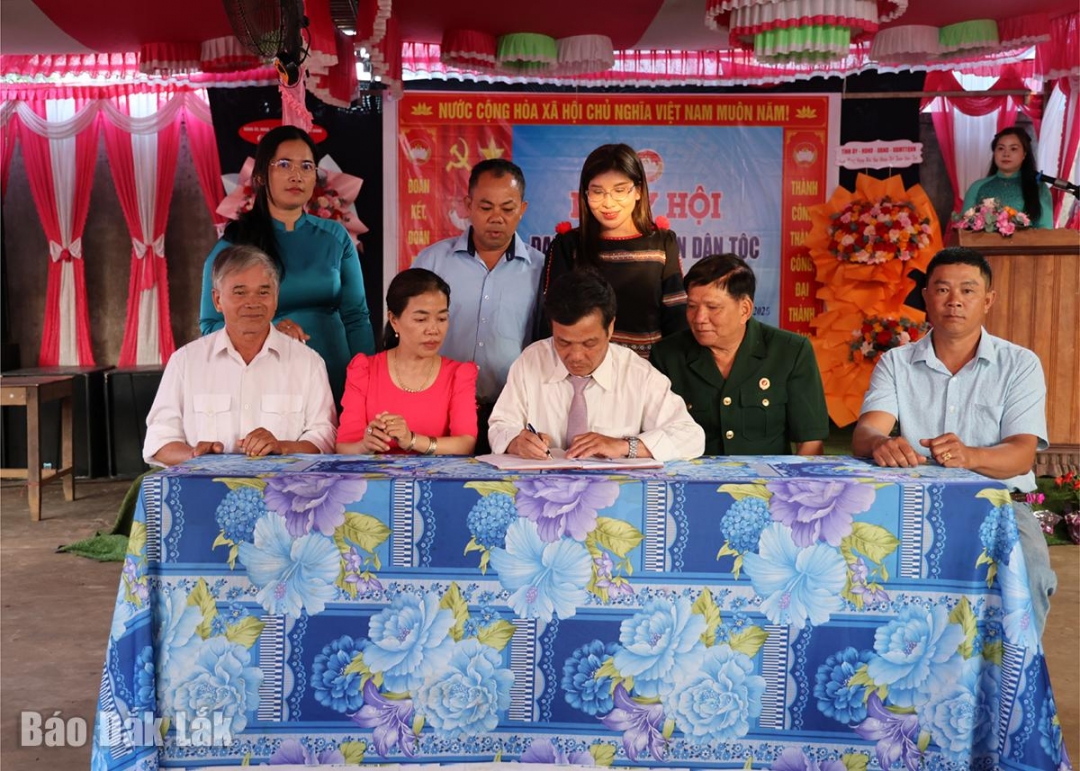 Ban Công tác Mặt trận và các chi hội đoàn thể thôn Tân Phú ký kết thi đua năm 2026.