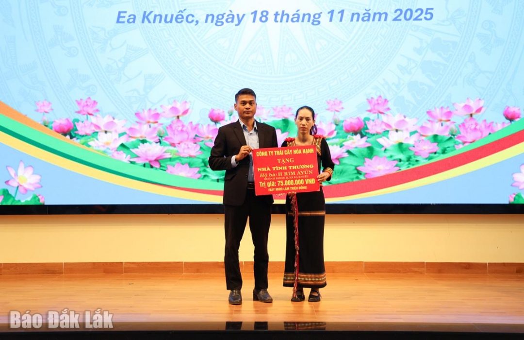 Phó Bí thư Thường trực Đảng ủy xã Ea Knuếc Y Thưa Kbuôr trao kinh phí hỗ trợ xây dựng nhà ở cho cô HRim Ayun, giáo viên Trường Mầm non Hoa huệ.