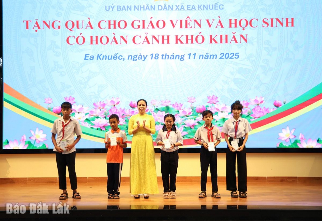 Phó Chủ tịch UBND xã Ea Knuếc Trần Thị Vân trao học bổng cho các em học sinh mồ côi có hoàn cảnh đặc biệt khó khăn.