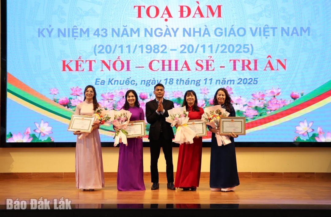 Các tập thể, cá nhân nhận bằng khen của Chủ tịch UBND tỉnh.