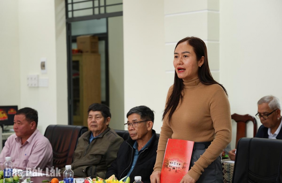 Bí thư Đảng ủy, Chủ tịch HĐND xã Ea Knuếc Ngô Thị Minh Trinh phát biểu tại hội nghị.