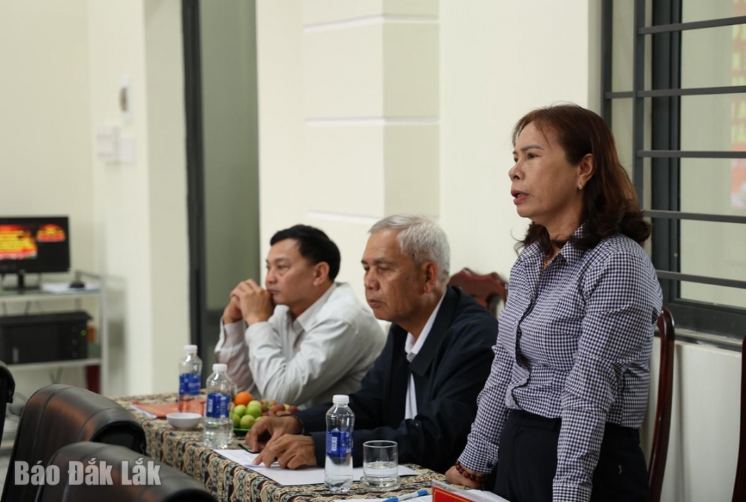 Đồng chí Nguyễn Thị Phượng, nguyên Bí thư Đảng ủy xã Ea Knuếc nêu ý kiến về vai trò của đảng viên trong việc đấu tranh với các quan điểm sai trái, lệch lạc trên không gian mạng.