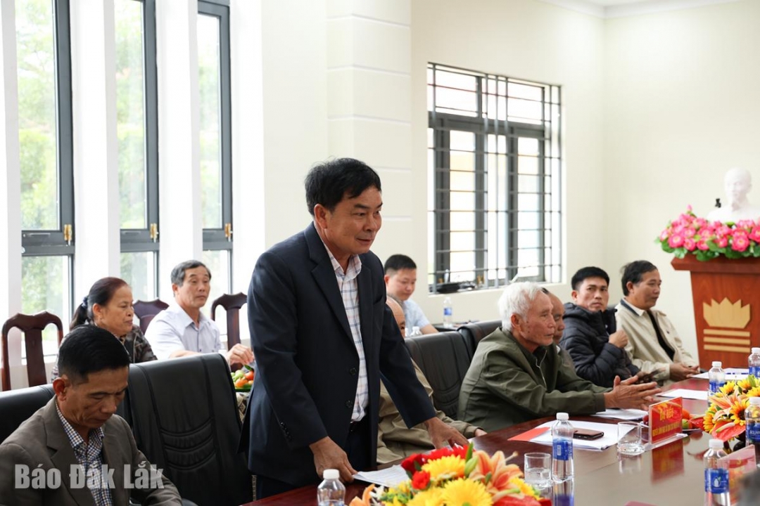 Đồng chí Phan Đính, nguyên Bí thư Đảng ủy xã Ea Kênh (cũ) trao đổi ý kiến về phát triển kinh tế - xã hội của địa phương.