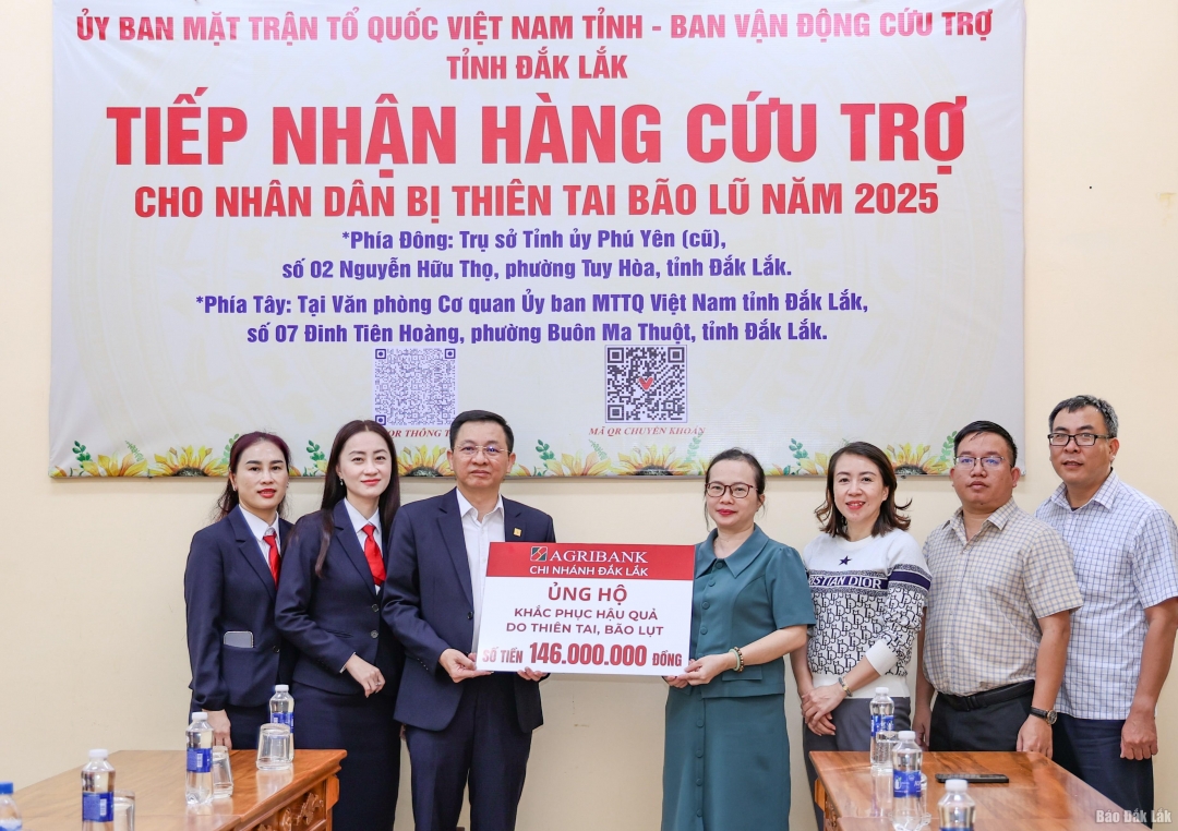 Lãnh đạo Agribank Chi nhánh Đắk Lắk trao tiền hỗ trợ đồng bào vùng lũ lụt đến Ủy ban MTTQ Việt Nam tỉnh.