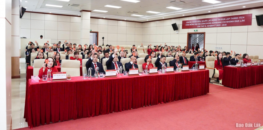 Đại biểu biểu quyết thông qua các chỉ tiêu nghị quyết Đại hội đại biểu Công đoàn cơ sở Agribank Chi nhánh Đắk Lắk nhiệm kỳ 2025 – 2030
