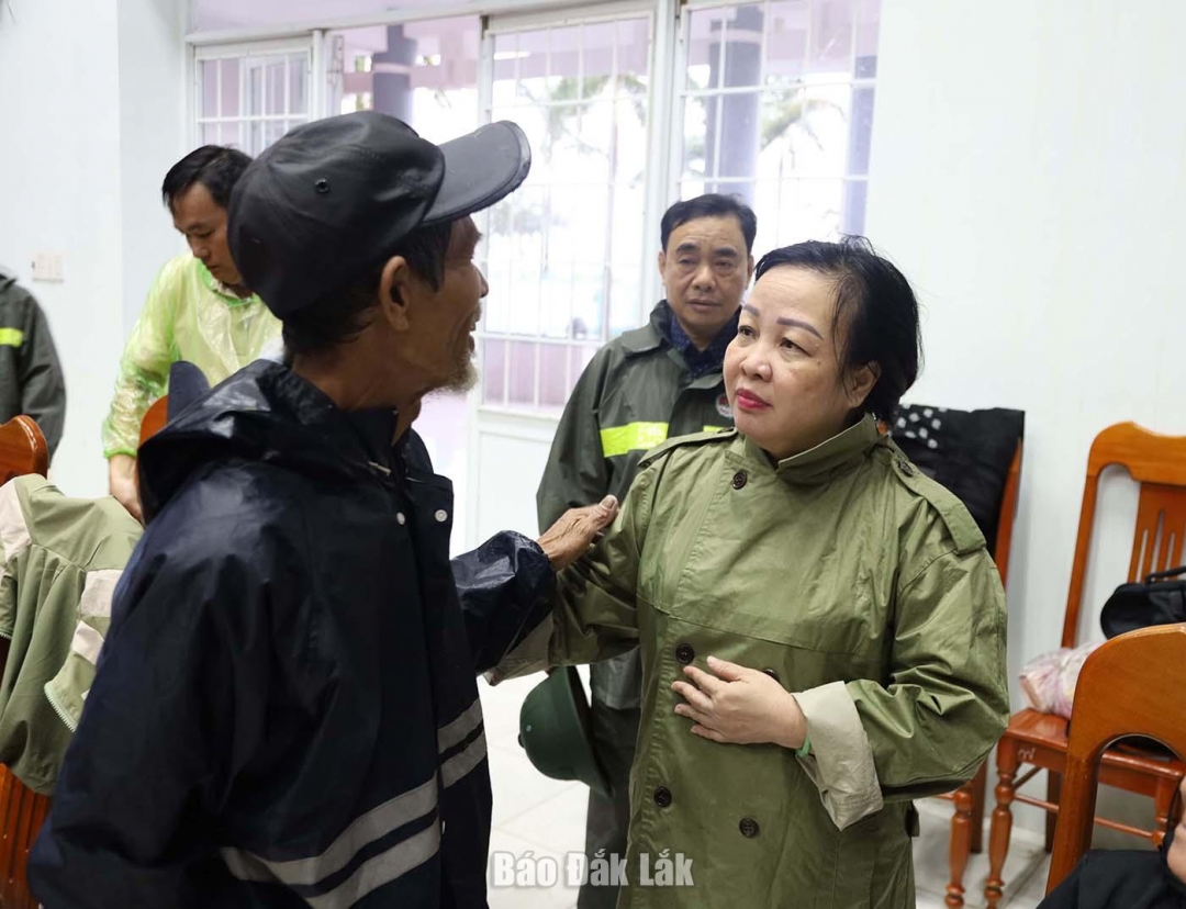 Phó Bí thư Thường trực Tỉnh ủy, Chủ tịch HĐND tỉnh Cao Thị Hòa An động viên, chia sẻ với người dân xã Tây Hòa. Ảnh: Lê Thành