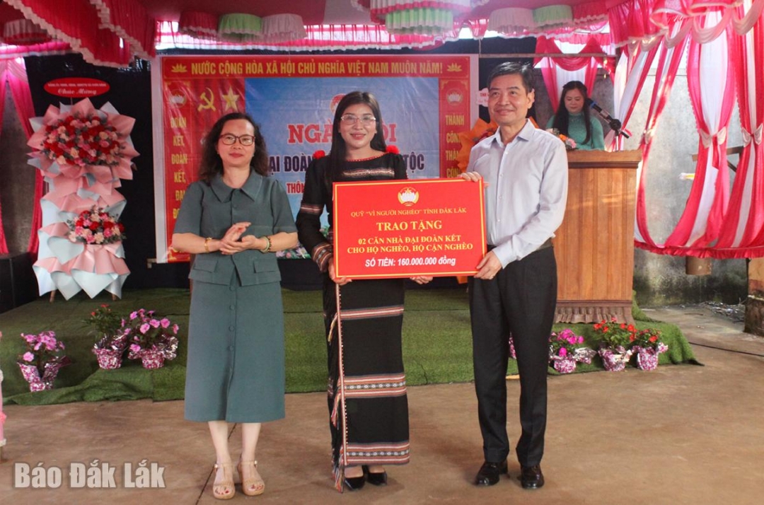 Phó Bí thư Tỉnh ủy, Chủ tịch UBND tỉnh Tạ Anh Tuấn; Phó Chủ tịch Ủy ban MTTQ Việt Nam tỉnh Phạm Thị Ngọc Tuyết trao kinh phí hỗ trợ xây dựng nhà Đại đoàn kết cho xã Cuôr Đăng.