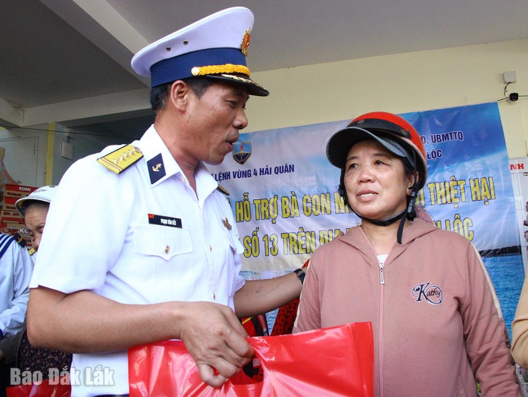 Đại tá Phạm Văn Kết, Phó Chủ nhiệm Chính trị Vùng 4 Hải quân động viên người dân vượt qua khó khăn, sớm ổn định cuộc sông.
