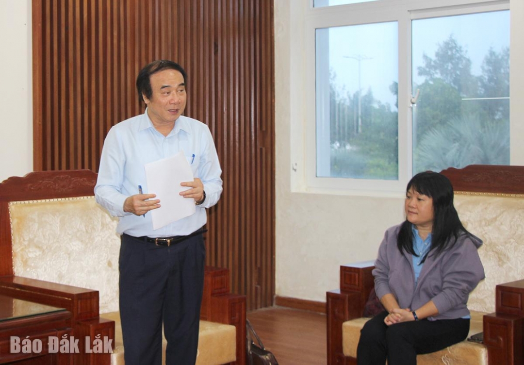 PGS.TS Nguyễn Văn Chi, Trưởng đoàn công tác của Bệnh viện Bạch Mai phát biểu tại buổi làm việc.