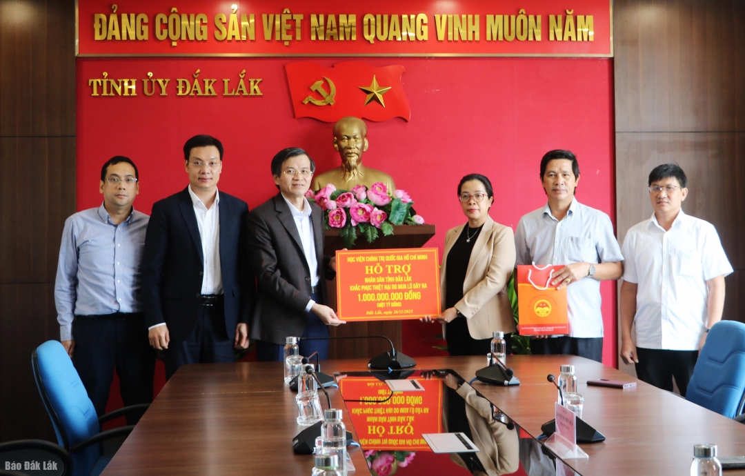 tập thể cán bộ, đảng viên Học viện Chính trị quốc gia Hồ Chí Minh đã phát động ủng hộ 1 tỷ đồng để chia sẻ cùng nhân dân vùng bị ảnh hưởng mưa lũ của tỉnh Đắk Lắk.