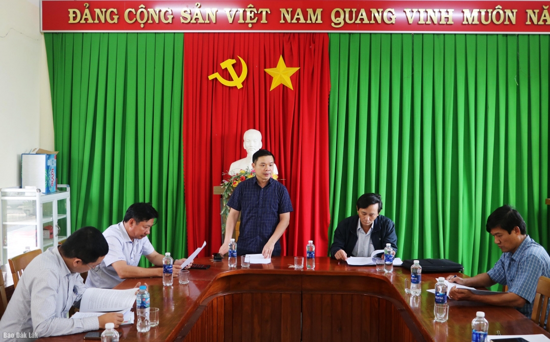 Phó Bí thư Tỉnh ủy Đỗ Hữu Huy làm việc với xã Ea Bá về tình hình khắc phục hậu quả thiên tai trên địa bàn xã.