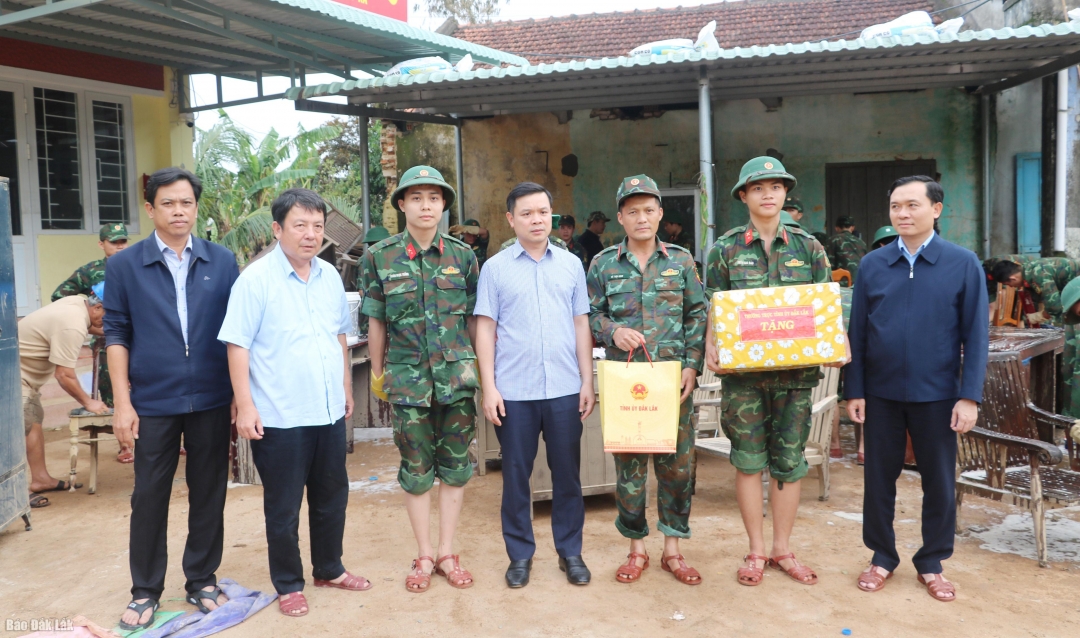 Đồng chí Đỗ Hữu Huy tặng quà cảm ơn các đơn vị hỗ trợ doạn dẹp vệ sinh tại xã Hòa Xuân.