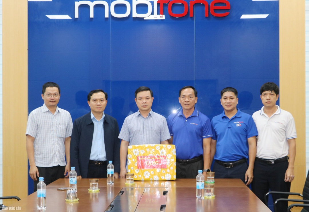 Phó Bí thư Tỉnh ủy Đỗ Hữu Huy thăm, động viên đơn vị MobiFone Đắk Lắk.