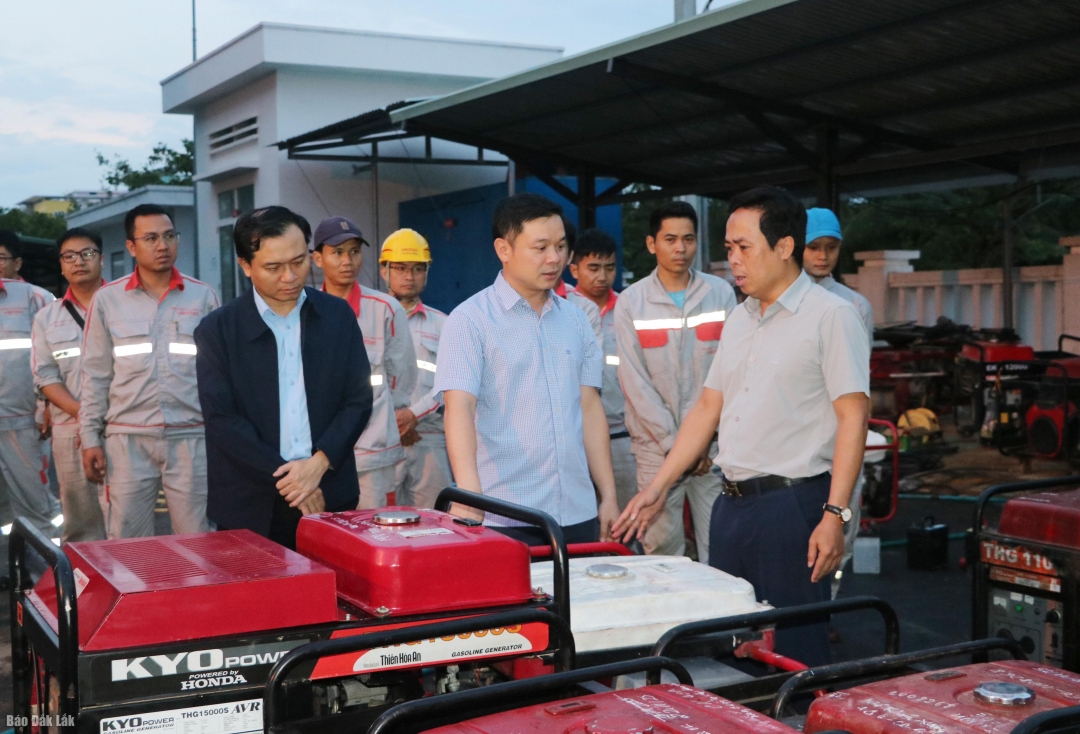 Đồng chí Đỗ Hữu Huy kiểm tra, động viên các cán bộ, nhân viên khắc phục he hại hệ thống thông tin liên lạc sau mưa lũ.