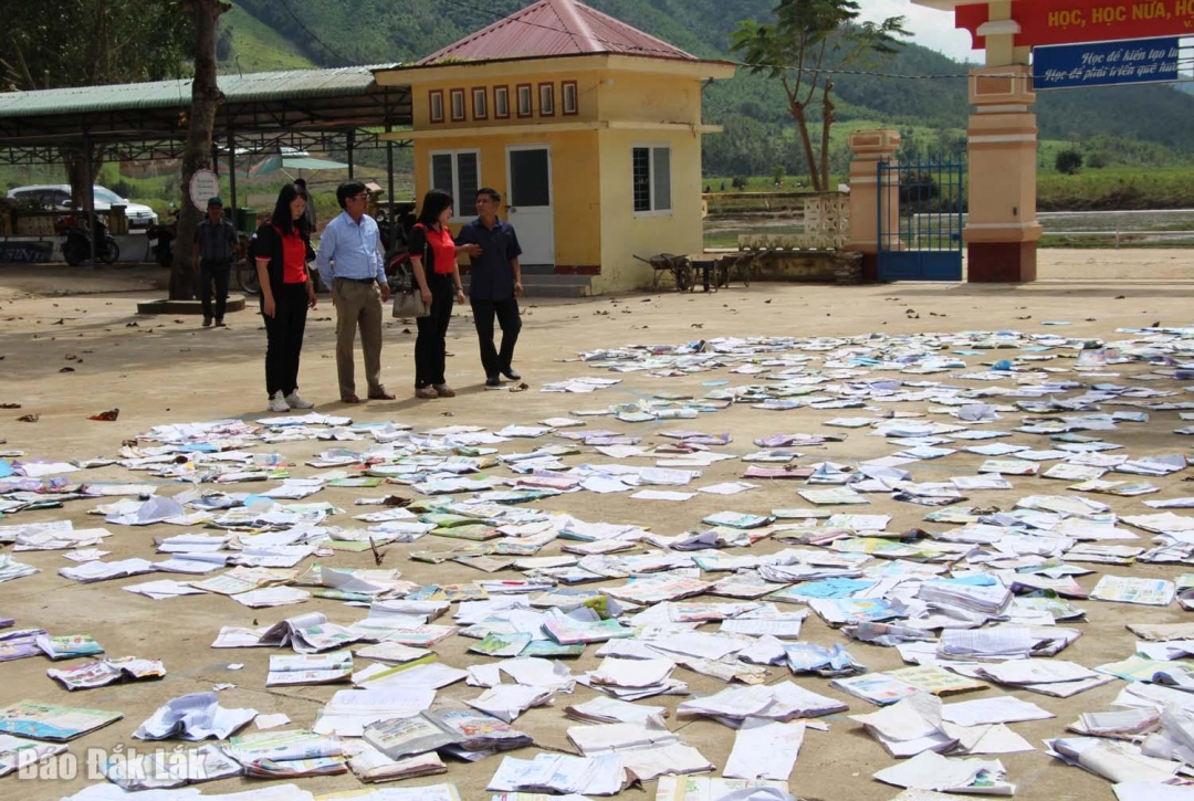 Sách vở bị ướt đang được các thầy cô giáo Trường Tiểu học Phú Mỡ bày ra phơi trước sân trường để tận dụng lại dạy học.