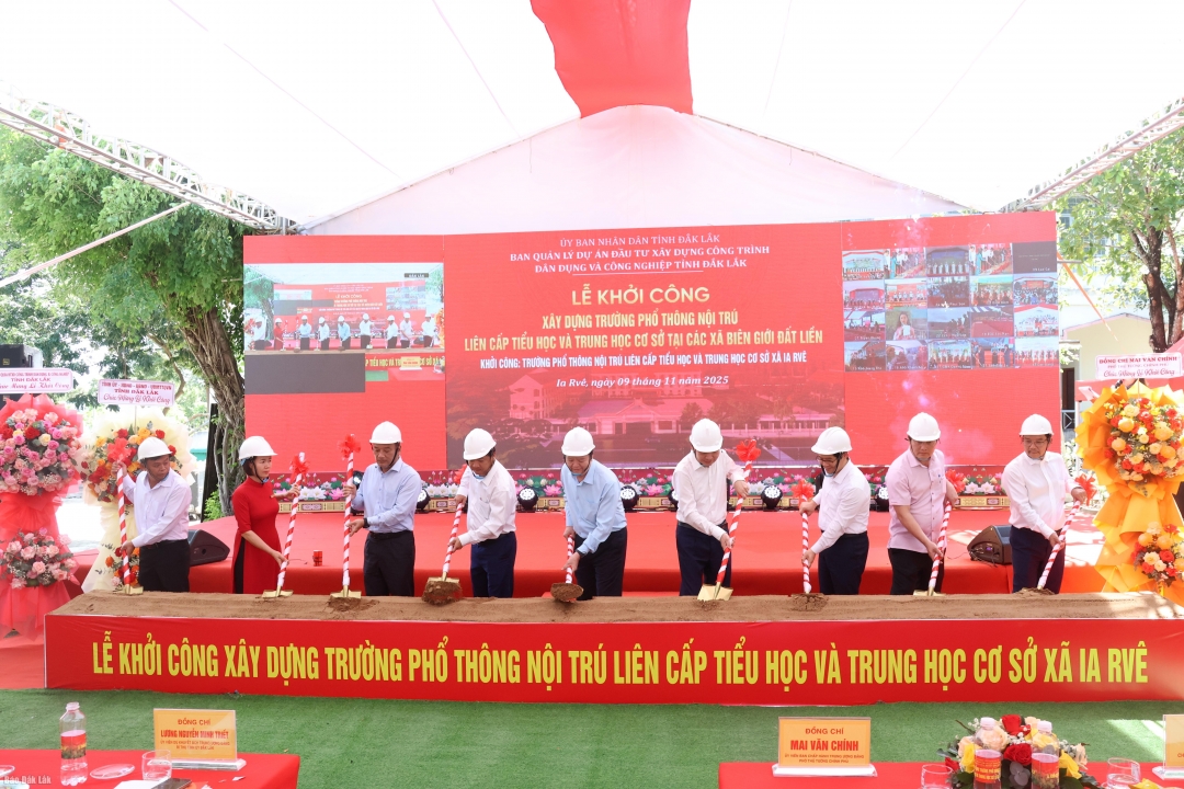 Các đại biểu thực hiện nghi lễ khởi công công trình Trường Phổ thông nội trú liên cấp tiểu học và THCS xã Ia Rvê