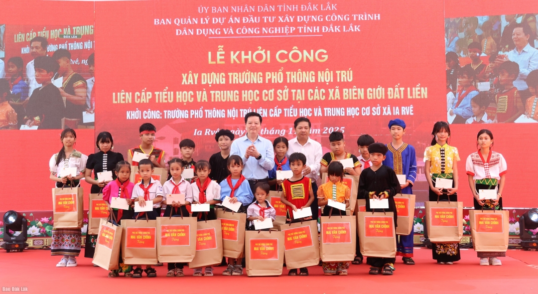 Phó Thủ tướng Chính phủ Mai Văn Chính và Phó Bí thư Tỉnh ủy, Chủ tịch UBND tỉnh Tạ Anh Tuấn tặng quà cho các em học sinh có hoàn cảnh khó khăn.