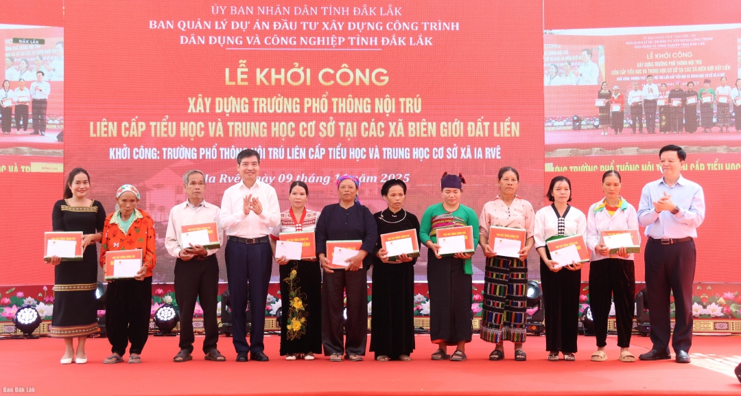Tặng quà cho các hộ dân có hoàn cảnh khó khăn.