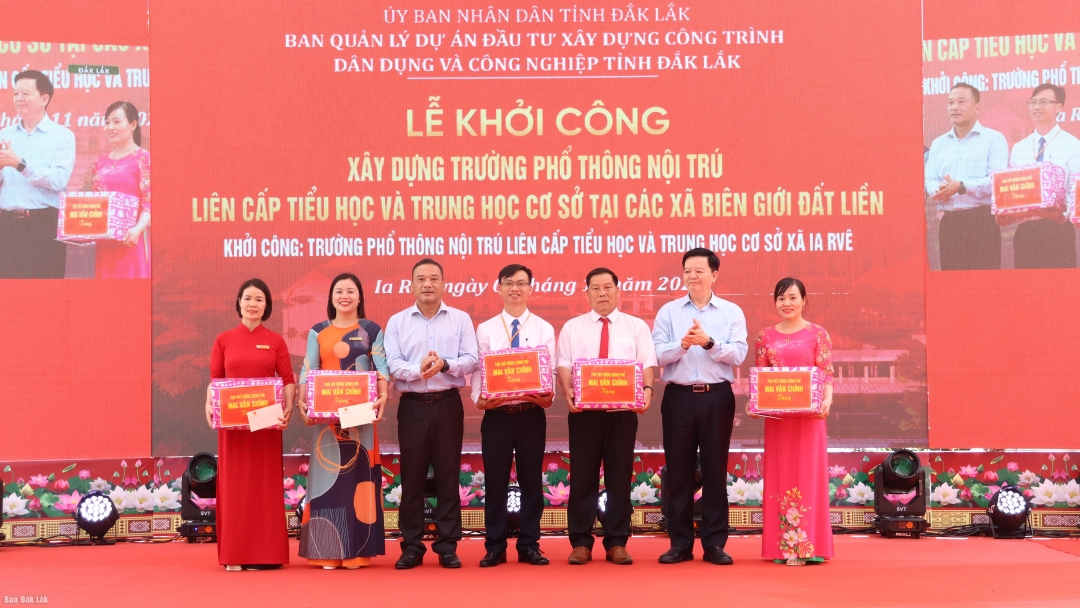 Ủy viên Trung ương Đảng, Phó Thủ tướng Chính phủ Mai Văn Chính và Phó Bí thư Tỉnh ủy, Chủ tịch Ủy ban MTTQ Việt Nam tỉnh Y Giang Gry Niê Knơng