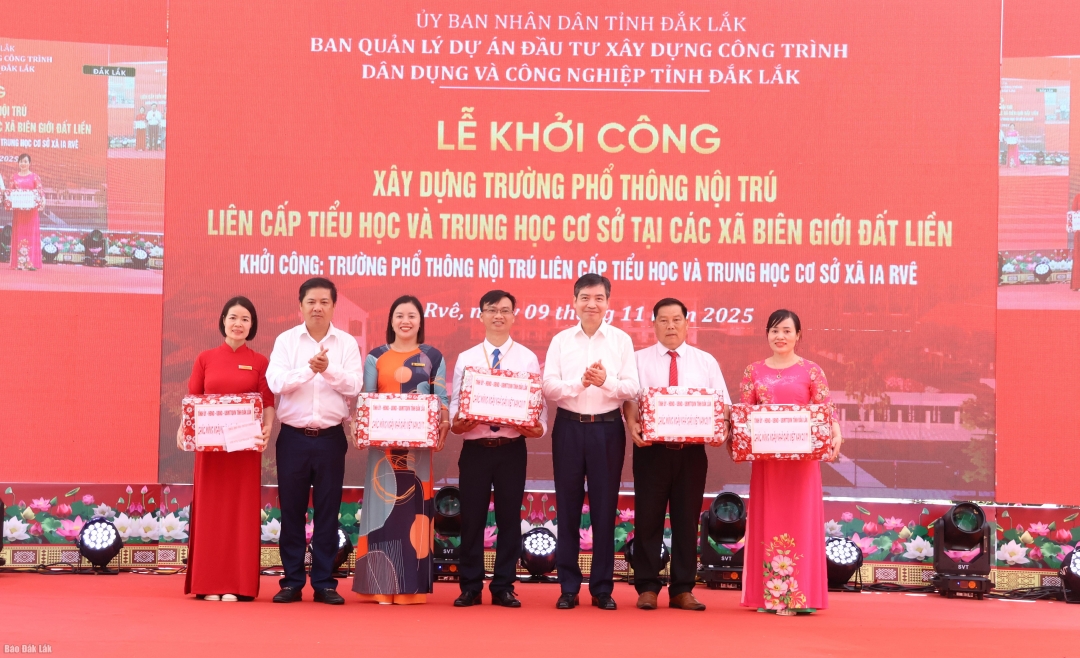 Ủy viên dự khuyết Ban Chấp hành Trung ương Đảng, Bí thư Tỉnh ủy Lương Nguyễn Minh Triết; Phó Bí thư Tỉnh ủy, Chủ tịch UBND tỉnh Tạ Anh Tuấn