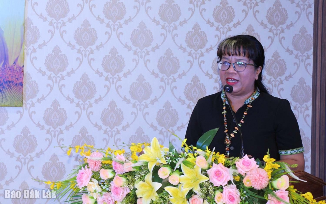 Nhà văn Niê Thanh Mai, Chủ tịch Hội Văn học Nghệ thuật tỉnh phát biểu tại tọa đàm.