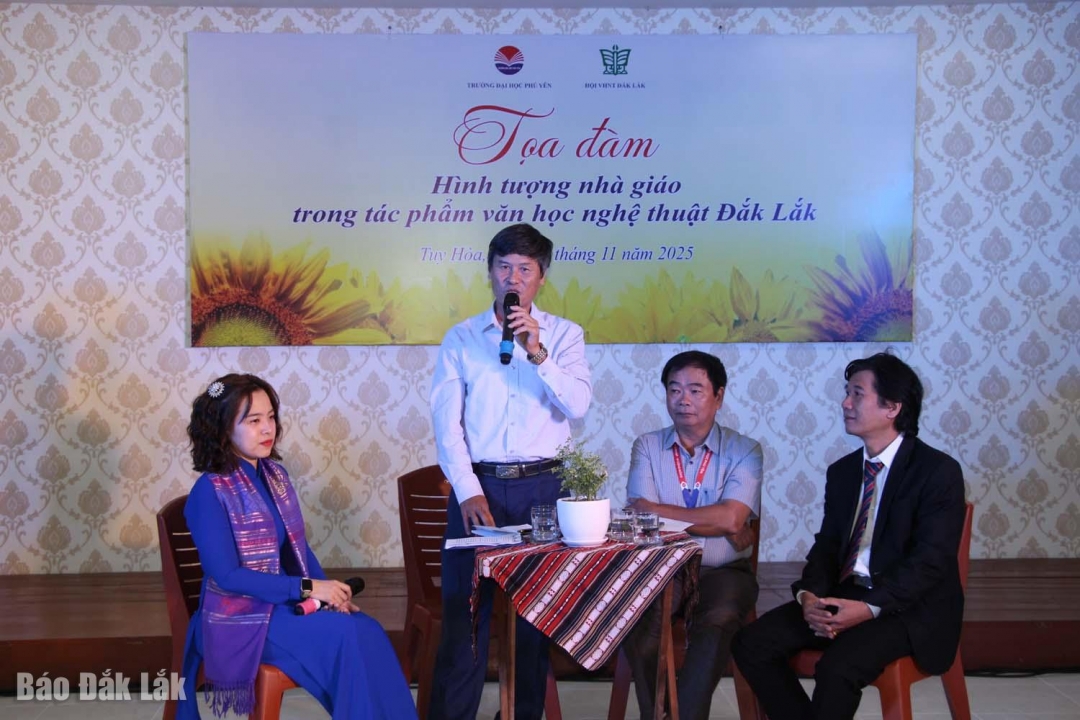 Nhà thơ Bùi Văn Thành, Chi hội trưởng Chi hội Văn học Đông Đắk Lắk giới thiệu tác phẩm thơ viết về người thầy do chính mình sáng tác.