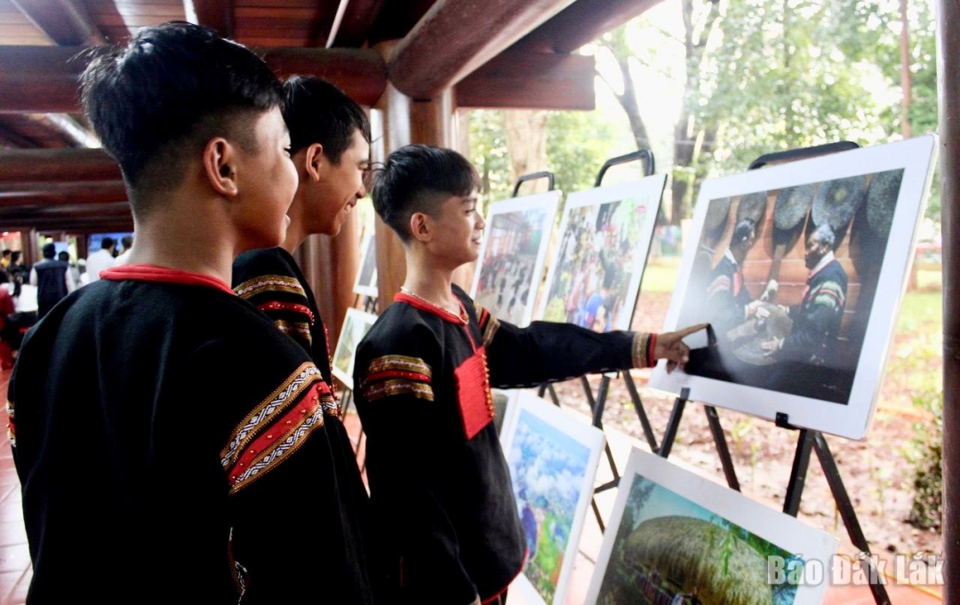 Các em học sinh tham quan các bức ảnh trưng bày tại Bảo tàng Đắk Lắk.