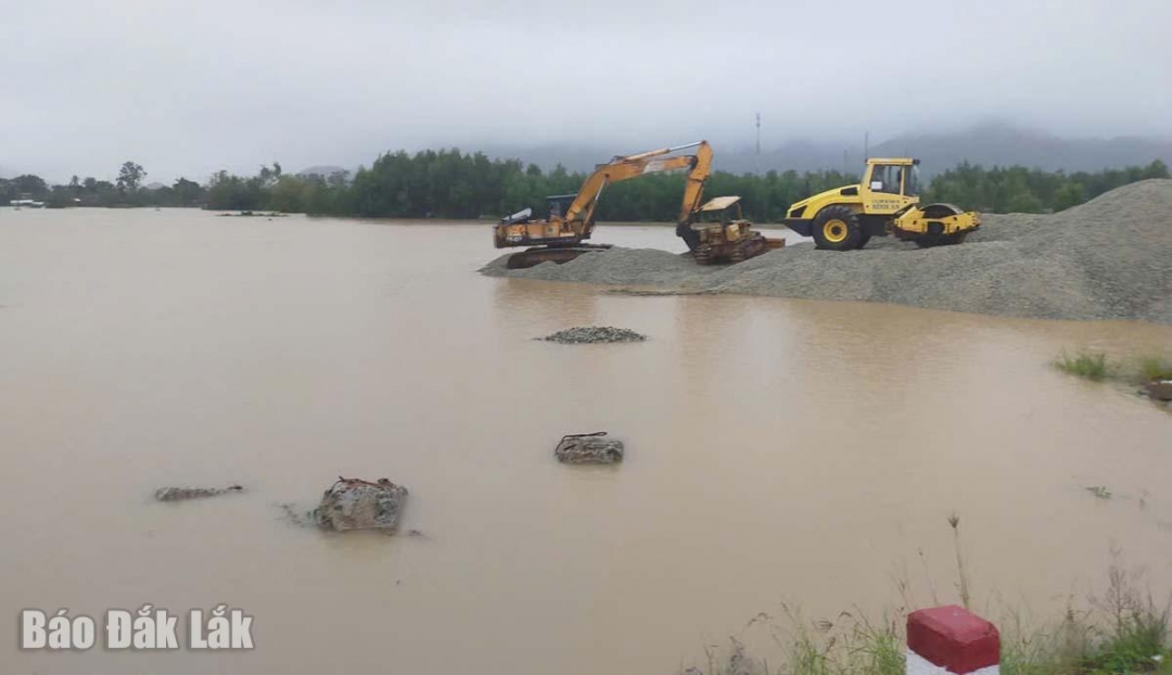 Công trình bờ kè Bàn Thạch sau một đêm lũ về.