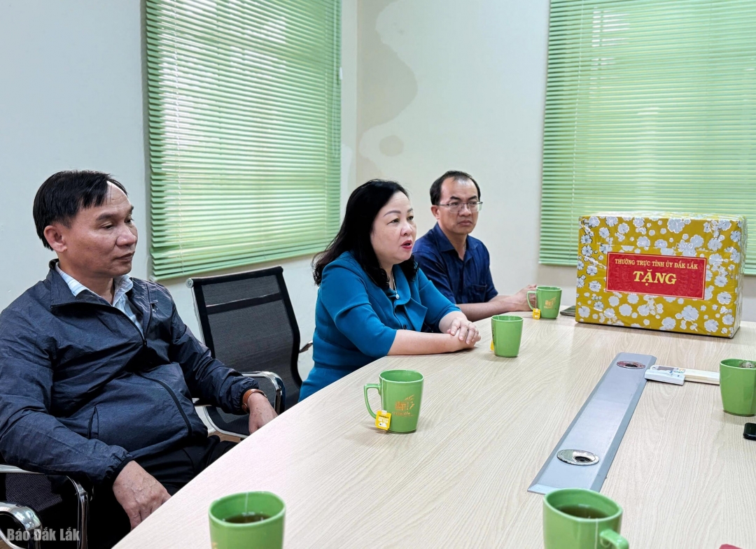 Đồng chí Cao Thị Hòa An chia sẻ sâu sắc với những khó khăn mà doanh nghiệp đã trải qua sau các đợt thiên tai,mưa lũ.