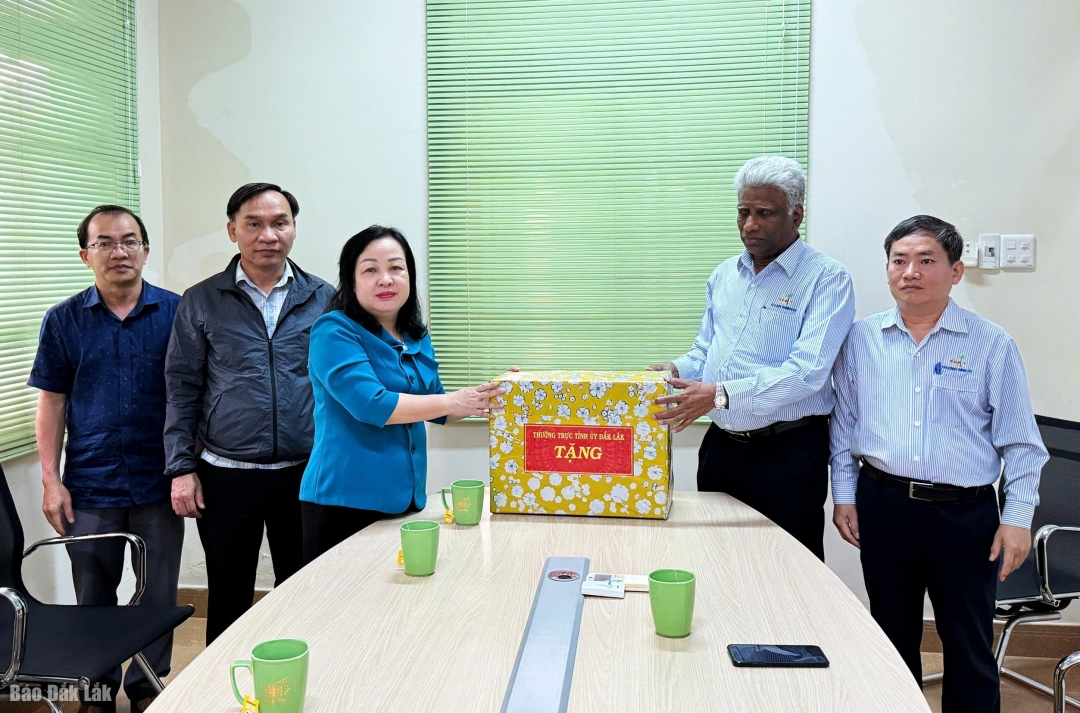 Phó Bí thư Thường trực Tỉnh ủy Cao Thị Hòa An tặng quà, động viên, chia sẻ với KCP.
