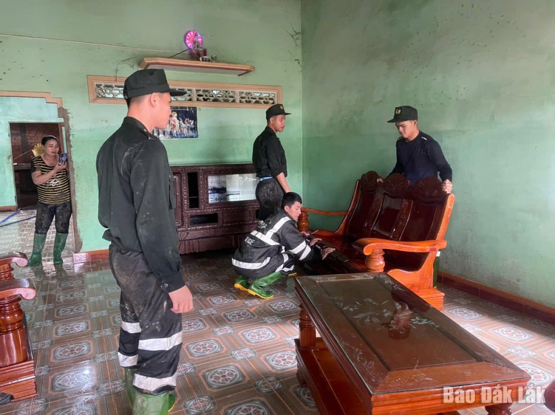 Với sự hỗ trợ của cán bộ, chiến sĩ Trung đoàn Cảnh sát Cơ động Tây Nguyên, nhiều hộ dân đã bắt đầu sắp xếp lại cuộc sống.