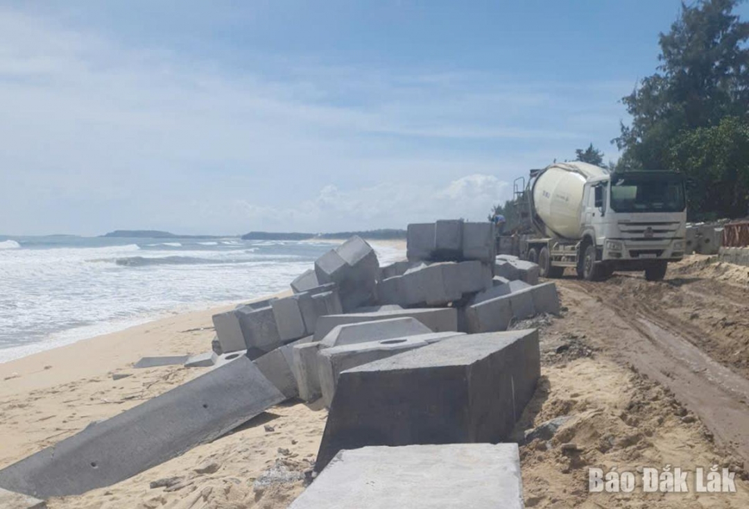 Đơn vị thi công đặt cấu kiện bên ngoài công trình để bảo đảm an toàn công trình trước bão số 13.