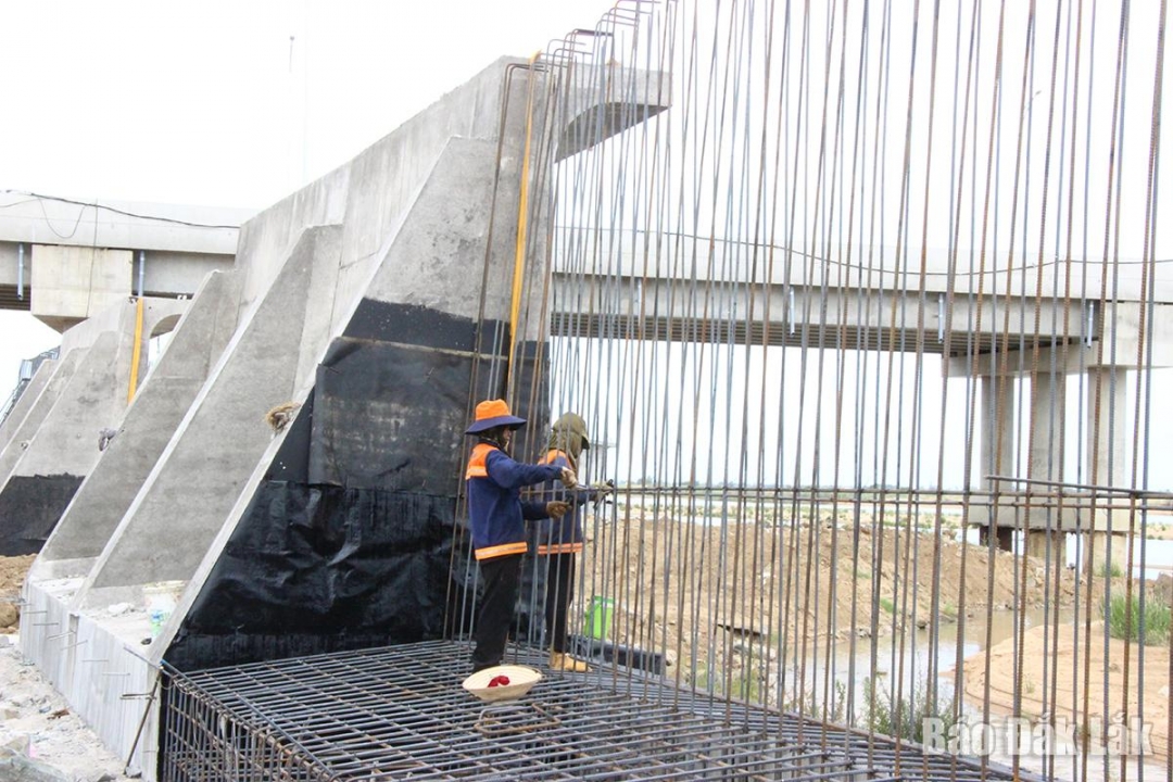 Nhà thầu chủ động gia cố lại các hạng mục để bảo đảm an toàn công trình kè Vĩnh Phú.