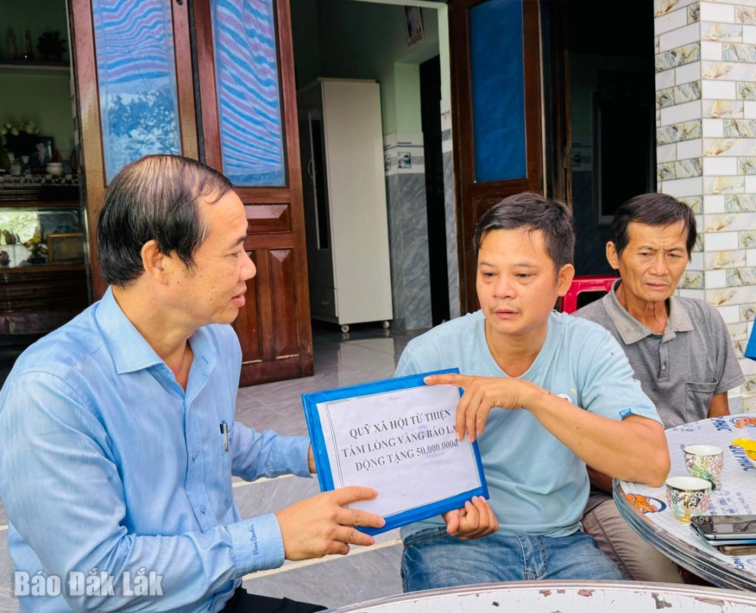 đồng chí Nguyễn Thái Học, Phó Bí thư Đảng ủy Mặt trận Tổ quốc và các đoàn thể Trung ương kết nối tặng 50 triệu cho gia đình anh Thanh, chị My.