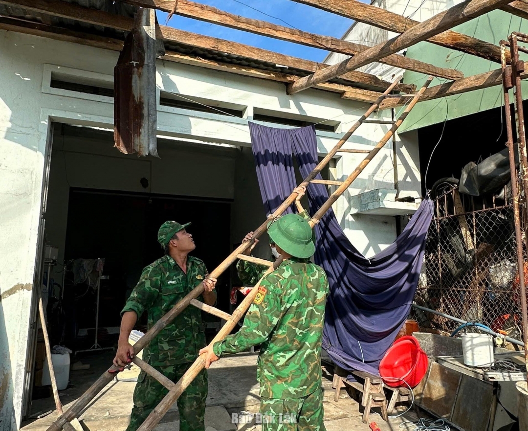 Cán bộ, chiến sĩ Đồn biên phòng Xuân Đài giúp người dân khắc phục thiệt hại do bão số 13 gây ra.