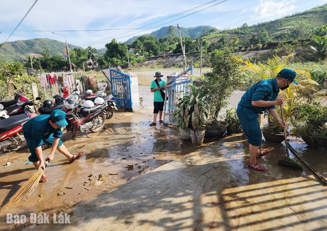 Lực lượng dân quân giúp dân khắc phục hậu quả sau bão lũ.