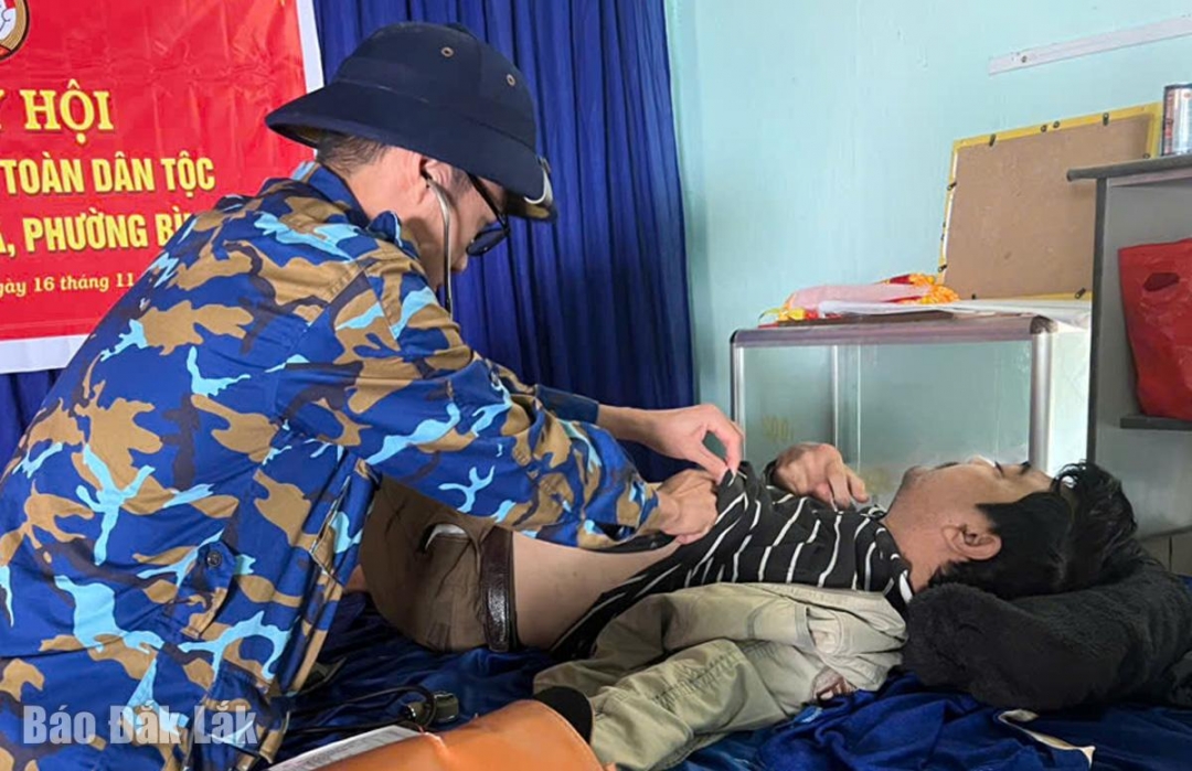 Khám bệnh cho người dân trong khu sơ tán.