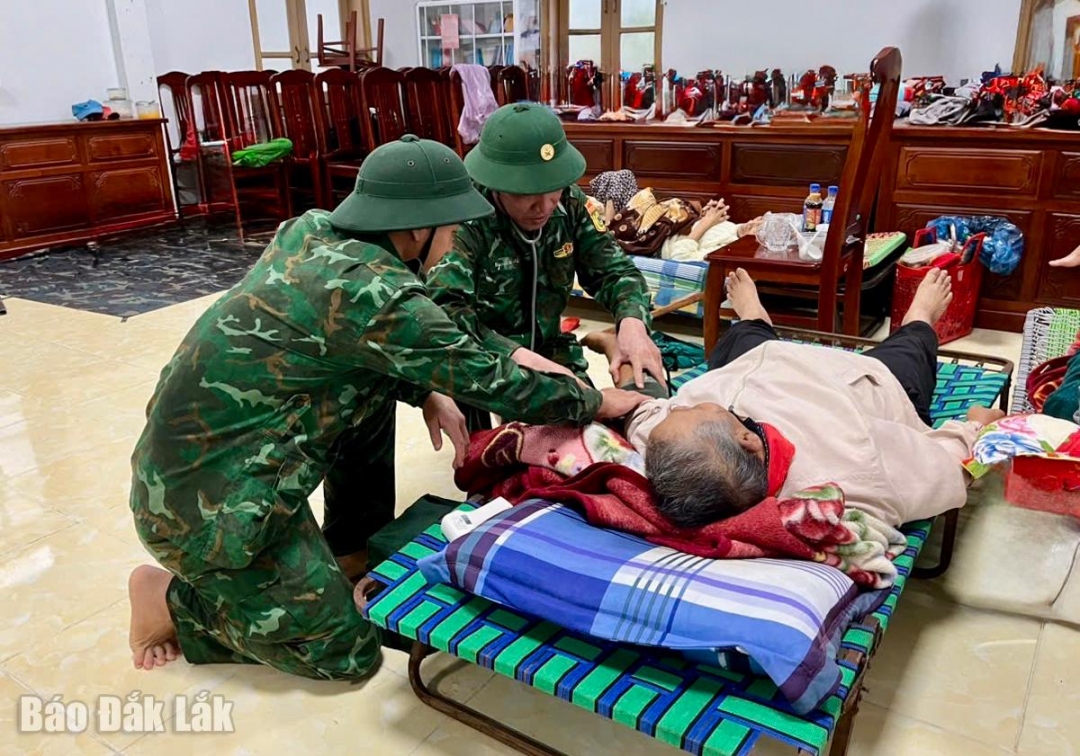 Quân y Đồn biên phòng Xuân Hòa còn chăm sóc sức khỏe cho người già khi đi tránh bão tại đơn vị. Ảnh: Đăng Vũ