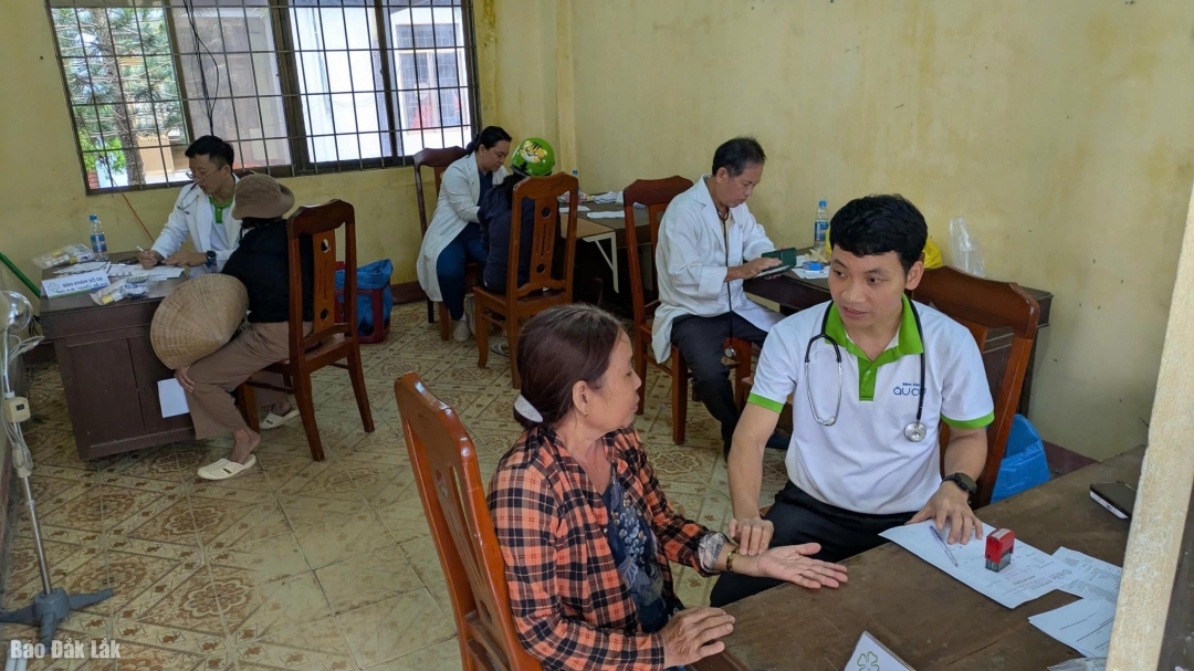 Các bác sĩ bệnh viện Âu Cơ khám bệnh cho người dân xã Tây Hòa.