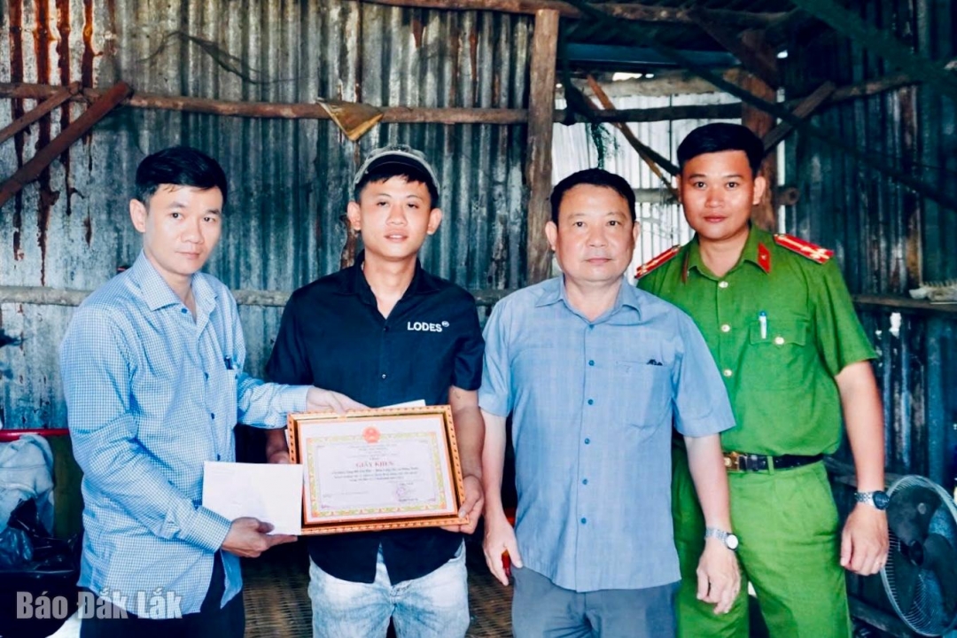 
Lãnh đạo xã Đồng Xuân tặng giấy khen cho anh Hồ Tấn Đức.
