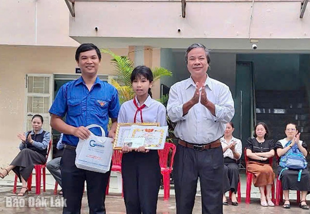 Xã Đoàn và Hội đồng Đội xã Tuy An Bắc tặng Giấy khen đột xuất và phần thưởng cho em Bùi Thị Trúc Quỳnh. 